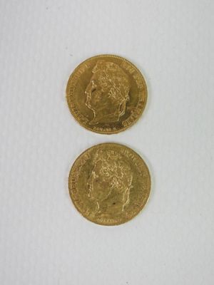 deux pièces d'or posées côte à côte sur une surface blanche