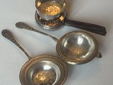 trois bols et cuillères en métal posés sur une table