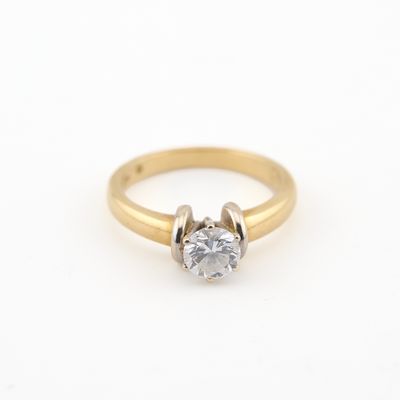 une bague en or jaune sertie d'un seul diamant au centre