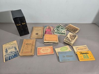 beaucoup de livres et de brochures posés sur une table