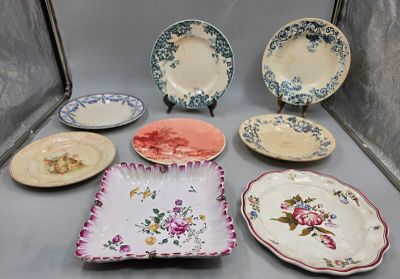 un grand nombre d'assiettes posées sur une table