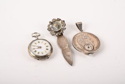 trois bijoux, dont une montre de poche et un couteau