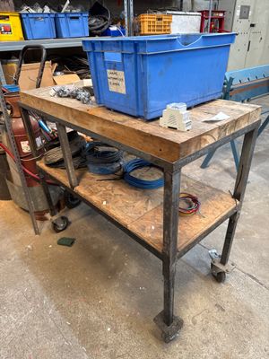un établi sur lequel sont posés de nombreux outils