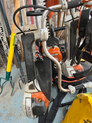 a pile of tools sitting on the floor next to each other