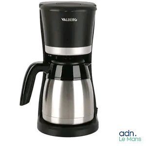 gros plan d'une cafetière sur fond blanc