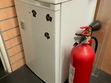 un extincteur à côté d'une borne d'incendie