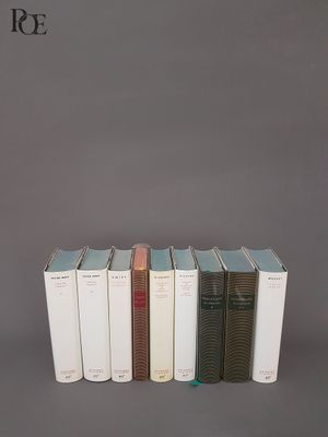 un groupe de livres superposés sur une table