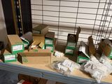 beaucoup de cartons et de colis posés sur une table