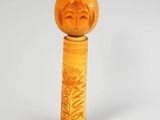 figurine en bois représentant une femme avec un tournesol sur la tête