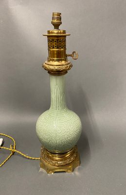 Vase balustre à col droit en porcelaine céladon à décor inci…