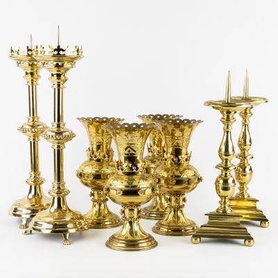toutes ces bougies dorées posées sur une table