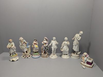 de nombreuses figurines posées sur une table