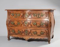 Commode galbée en noyer mouluré ouvrant par cinq tiroirs et …