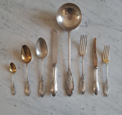 beaucoup de cuillères en argent et de cuillères sur une table
