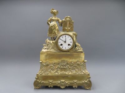 Pendule en bronze, décor d'une paysanne à la fontaine à eau.
