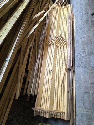 de nombreuses pièces de bois empilées les unes sur les autres