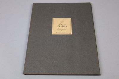 un livre sur lequel figure l'image d'un oiseau