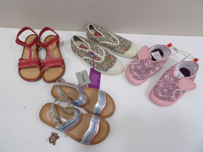 de nombreuses paires de chaussures posées sur une table