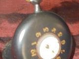 une petite horloge posée sur une table