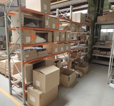 de nombreux cartons et boîtes sur les étagères de l'entrepôt