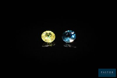 une paire de saphirs jaunes et bleus sur fond noir