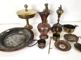 un grand nombre d'objets anciens qui se trouvent sur la table