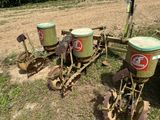 deux vieux outils agricoles qui traînent dans l'herbe