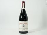 une bouteille de vin posée sur une table
