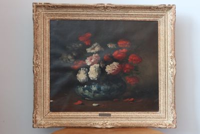 une peinture de fleurs dans un vase sur une table