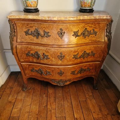 deux vases posés sur une commode