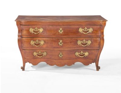 une commode ancienne avec des poignées en laiton et un plateau en bois