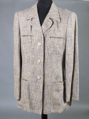 un gros plan sur un costume porté par un mannequin, mannequin, mannequin, mannequin, mannequin, mannequin, mannequin, mannequin