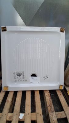 un grille-pain blanc posé sur une palette en bois