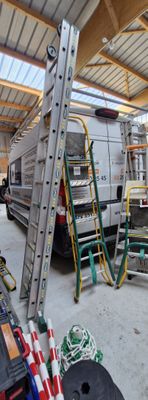 un camion garé dans un garage avec une échelle