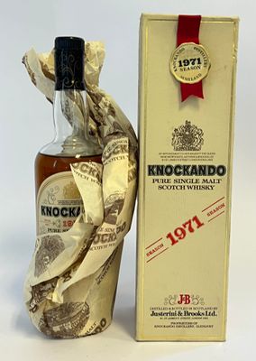 une image représentant une bouteille de Knockandoo à côté d'une boîte