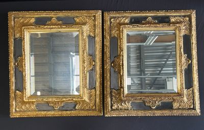PAIRE de miroirs de style en bois doré.