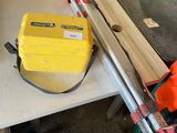 une table avec des outils dans une pièce