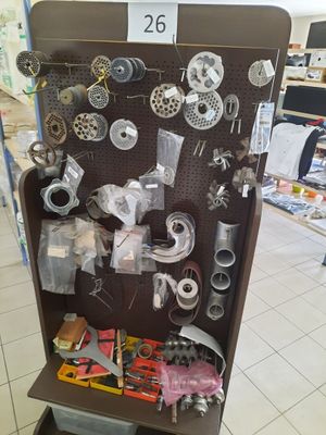 un présentoir d'articles variés sur une étagère dans un magasin