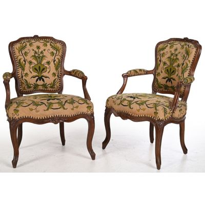 AVISSE J. PAIRE DE CABRIOLETS LOUIS XV en bois naturel moulu… - Photo 1