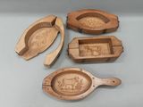 trois cuillères en bois et une cuillère en bois ornée de sculptures d'animaux