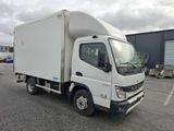 un camion blanc garé dans un parking