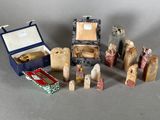 une boîte contenant un grand nombre d'objets différents