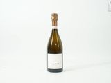une bouteille de vin posée sur une table