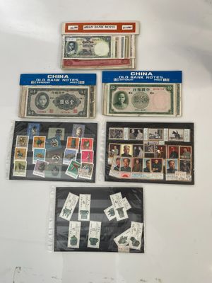 de nombreux types de timbres différents exposés sur une table