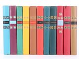 une rangée de livres posés les uns à côté des autres sur une surface blanche