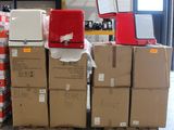 de nombreux cartons empilés les uns sur les autres dans un entrepôt