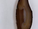 une photo d'une tranche d'agate posée sur une surface blanche
