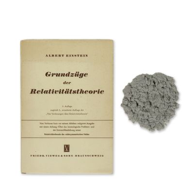 un livre à côté duquel se trouve un tas de ciment