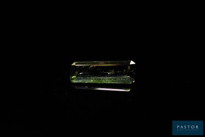 une image représentant un morceau de quartz vert sur fond noir