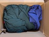 une boîte contenant tout un tas de vêtements